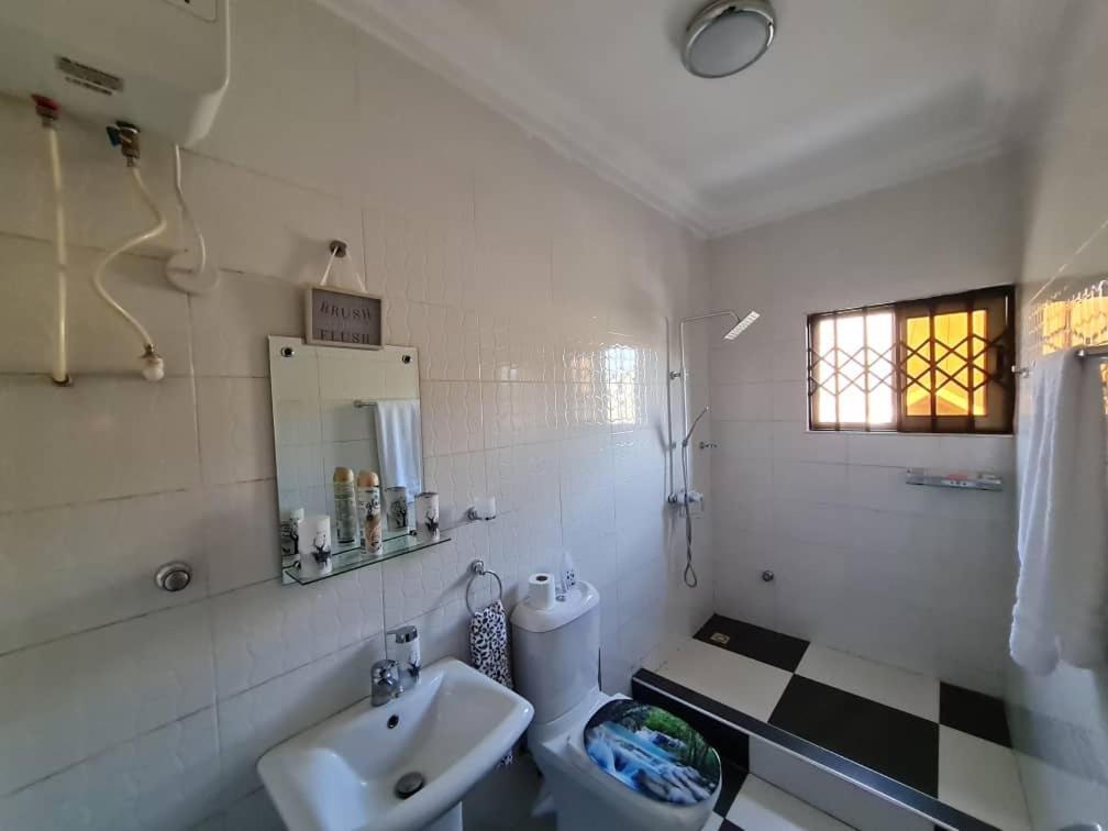 Nesta Barron -Home Away From Home North Legon Exterior foto