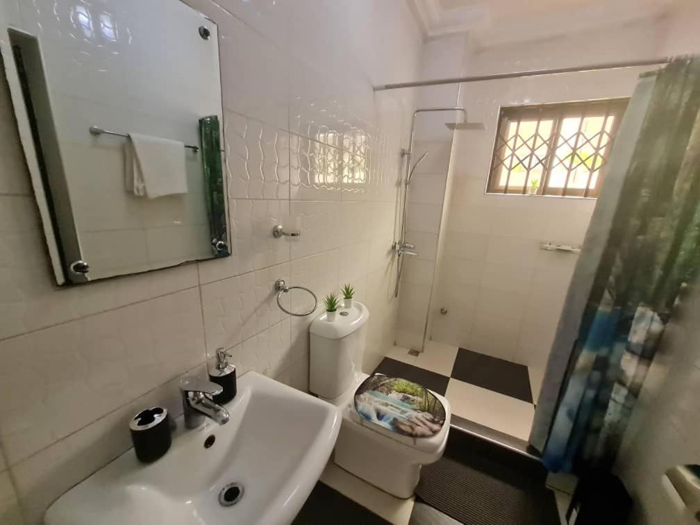 Nesta Barron -Home Away From Home North Legon Cameră foto