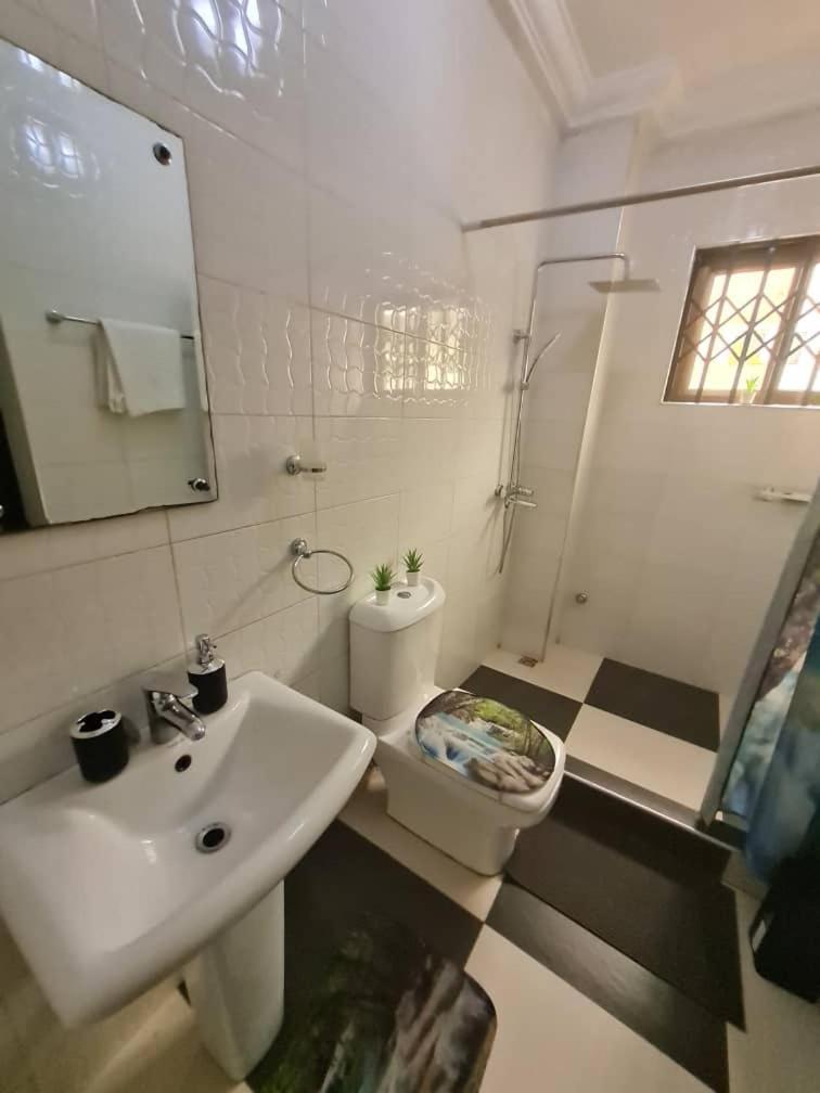 Nesta Barron -Home Away From Home North Legon Cameră foto