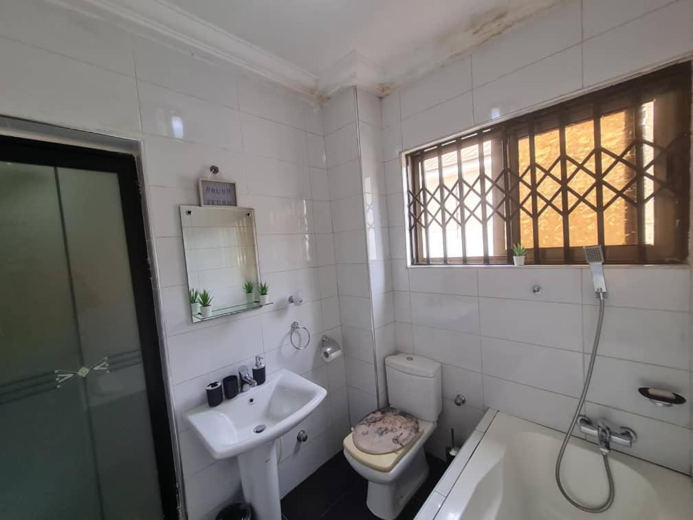Nesta Barron -Home Away From Home North Legon Cameră foto